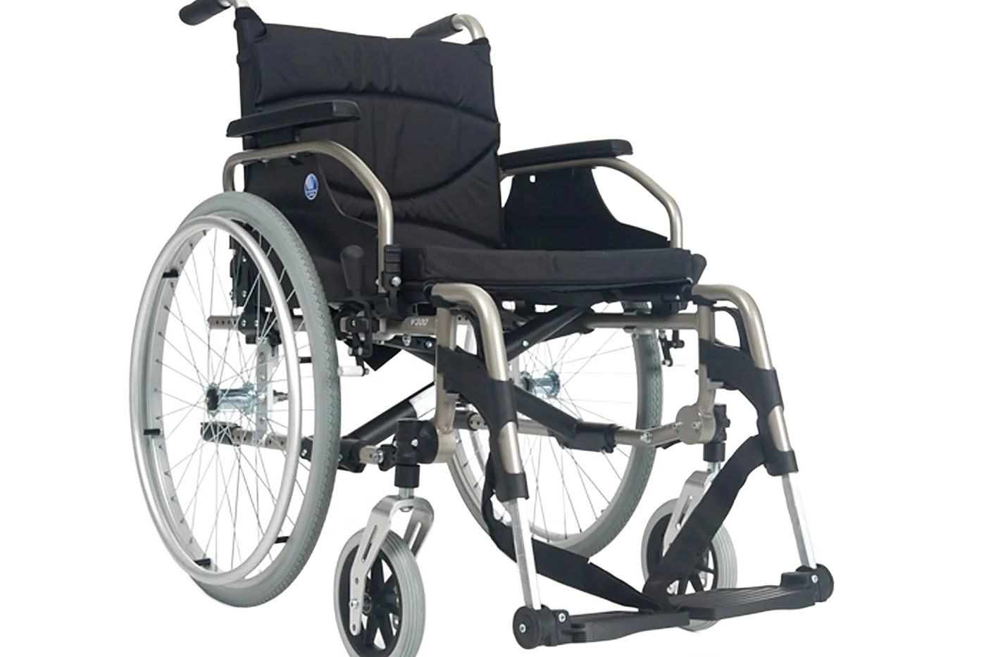 Fauteuil roulant manuel noir à cadre en aluminium et grandes roues.